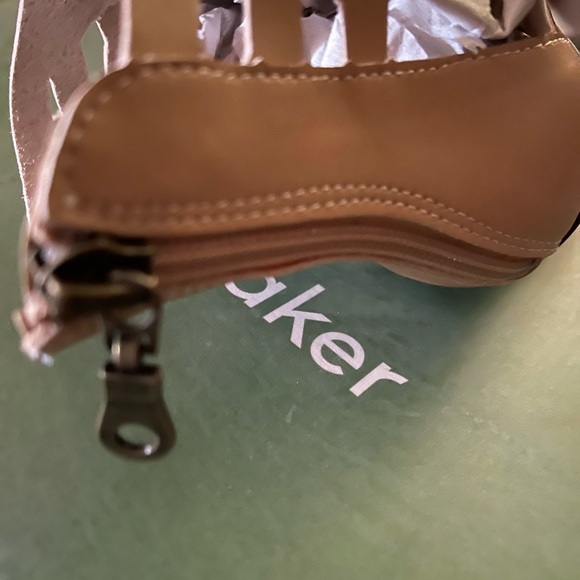 Tastemaker NWT Beige Heeled Sandals Size 8.5 - Picture 10 of 12